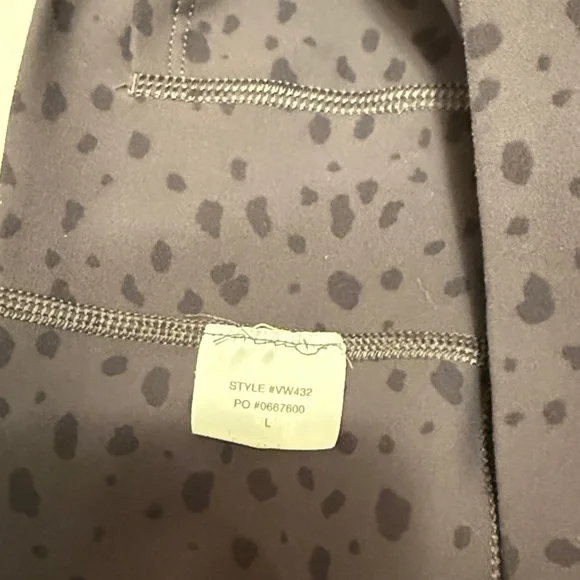 Vuori Studio Printed Leggings "Elm Dots" colorway. - Picture 4 of 6